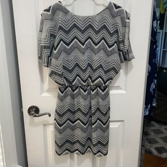 𝅺CITY triangles elastic waist dress Small - Picture 8 of 8